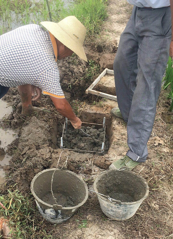 把地籠放到基坑內(nèi)，倒入攪拌均勻的砂石