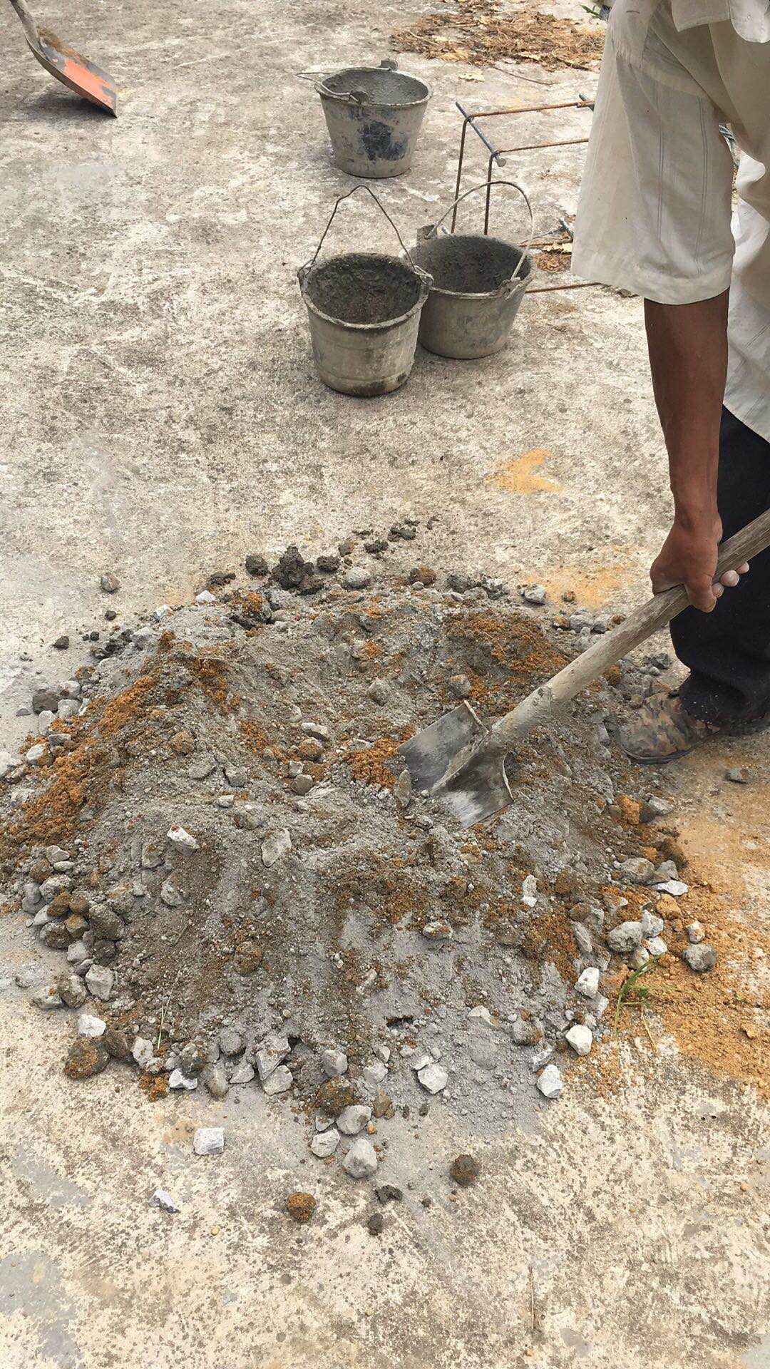 把砂石攪拌均勻