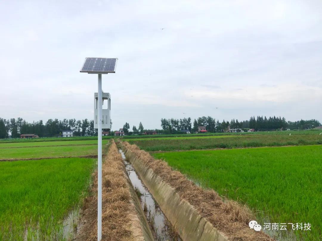 云飛風(fēng)吸式太陽能殺蟲燈